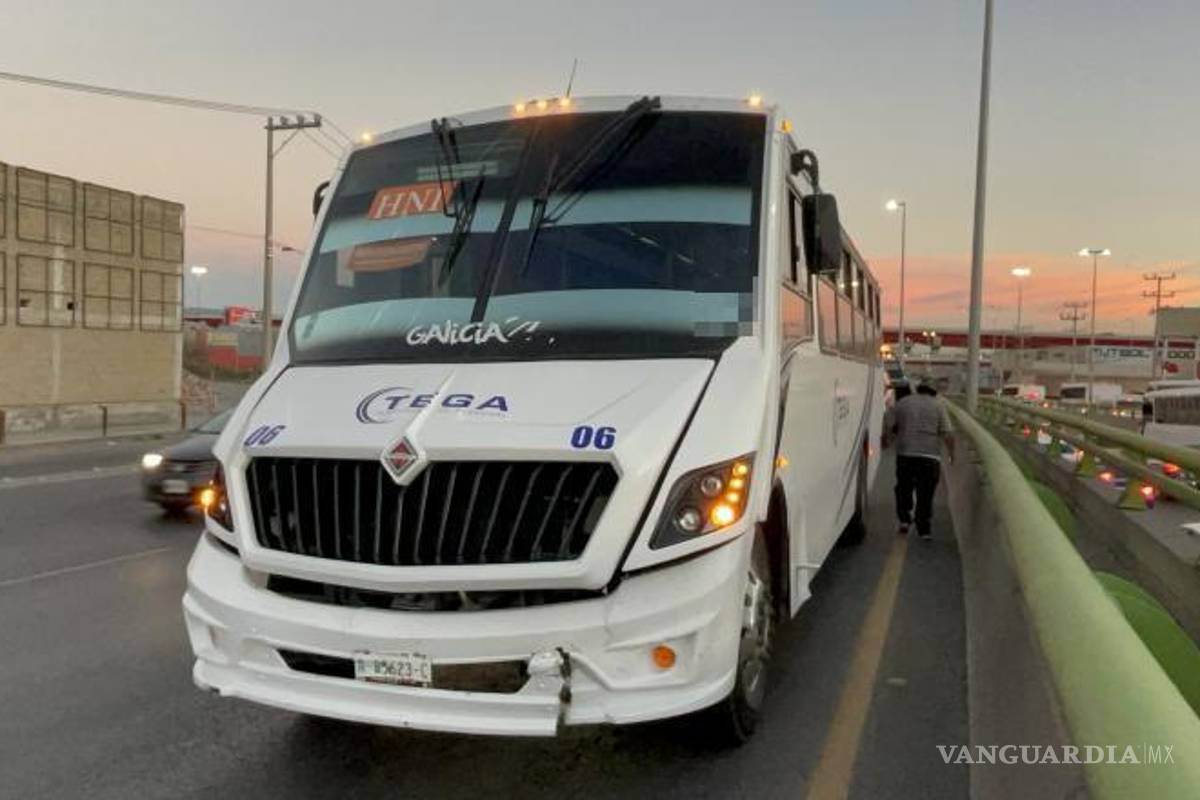 $!Autoridades de Tránsito Municipal inspeccionan el lugar del accidente para determinar las causas del choque entre el camión y el automóvil.