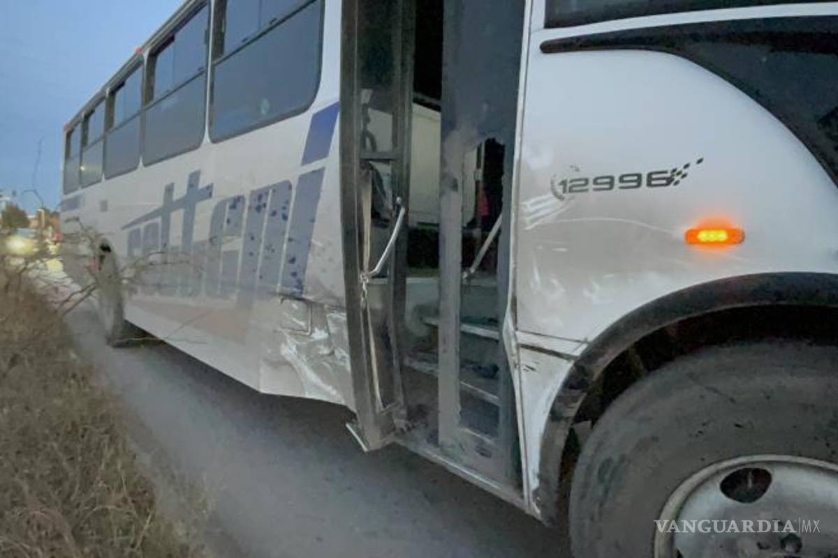 $!La camioneta Ford Explorer y el camión de transporte de personal resultaron con daños materiales tras el choque.