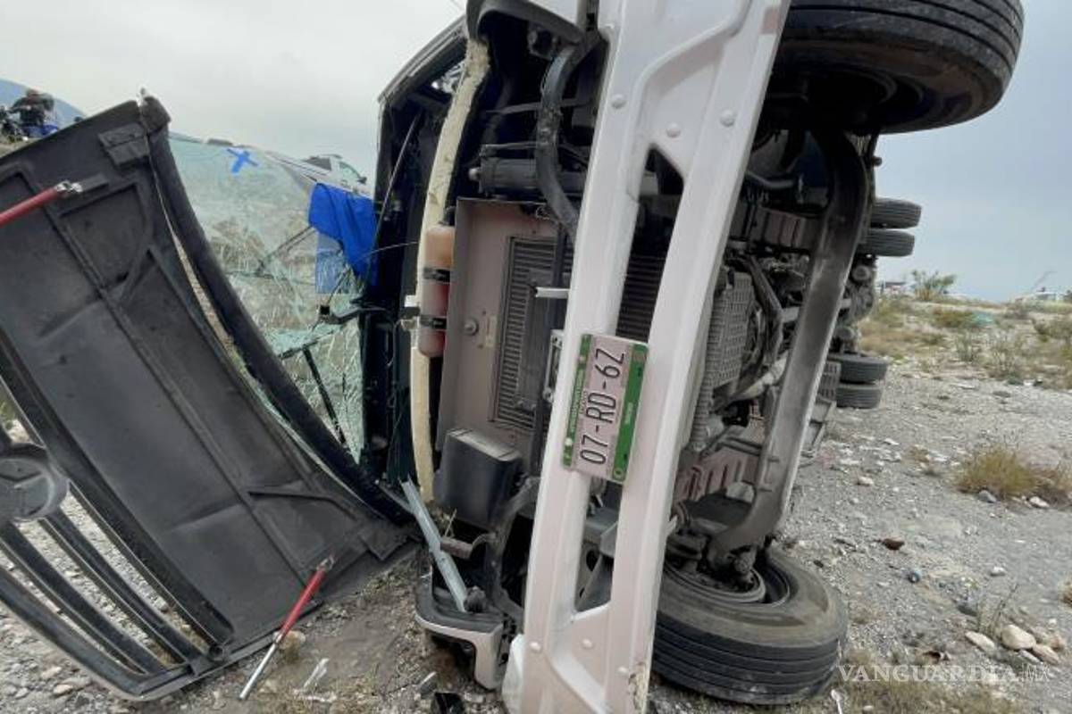 $!El conductor giró el volante hacia el lado izquierdo, provocando que el camión ingresara a un terreno con desnivel, resultando en el vuelco.