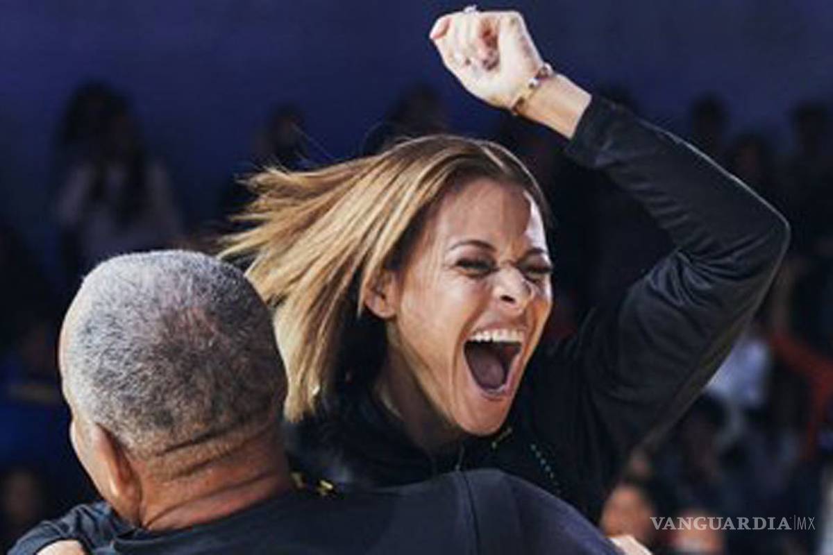 Madre de Stephen Curry sorprende a todos y encesta una canasta desde la media cancha