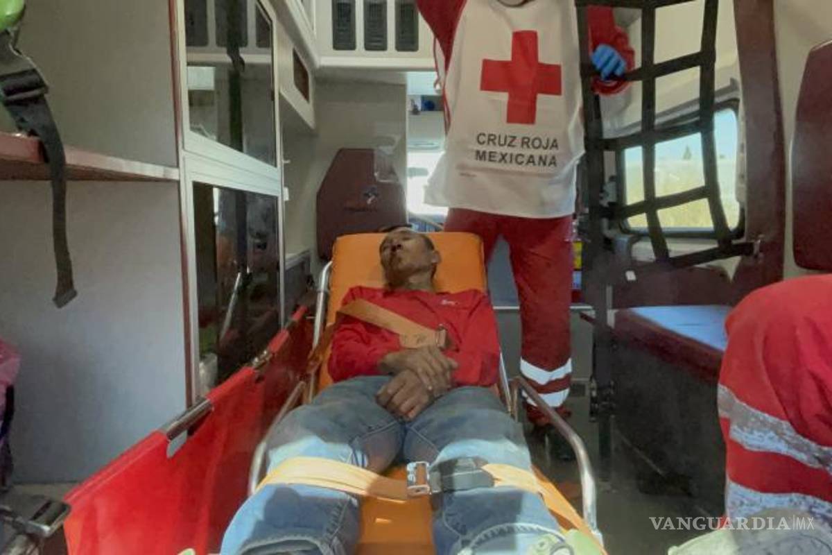 $!José Franco fue atendido por paramédicos de la Cruz Roja tras ser agredido en la colonia Loma Linda; presenta fracturas y lesiones en la cabeza.