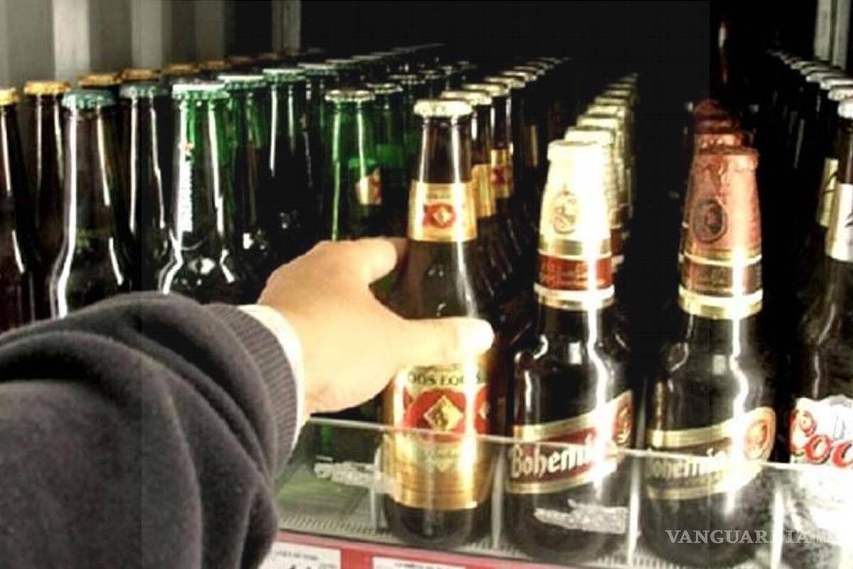 Alza de precios en cigarros y cerveza causa ‘compras de pánico’ en Saltillo