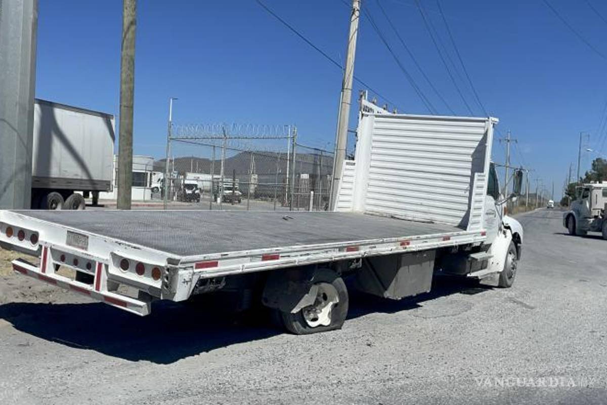 $!El camión de plataforma quedó atravesado en los carriles contrarios, obstruyendo el paso del camión de personal.