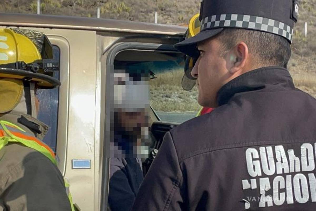 $!Cuerpos de emergencia brindaron atención prehospitalaria al conductor lesionado en el lugar del percance.