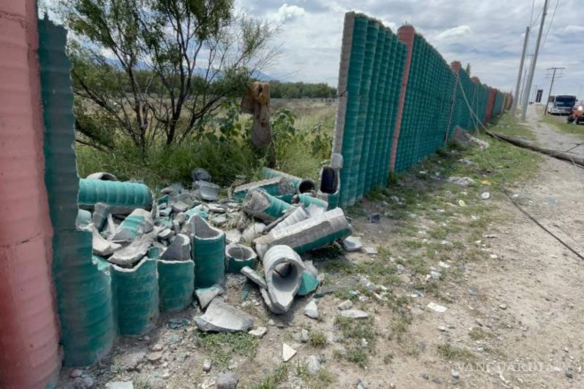 $!La barda también pagó las consecuencias del descuido del chofer.