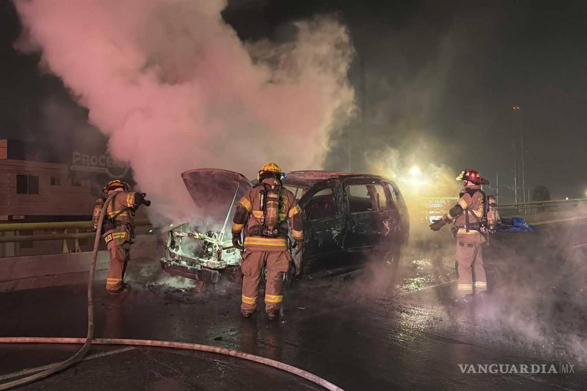 $!Restos calcinados de la camioneta Dodge tras ser consumida completamente por el fuego.