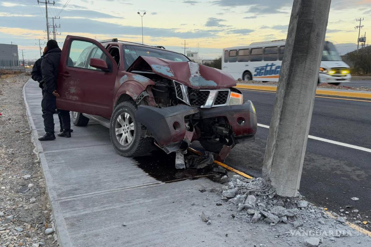 Conductora se estampa contra un poste al norte de Saltillo; culpa a la neblina