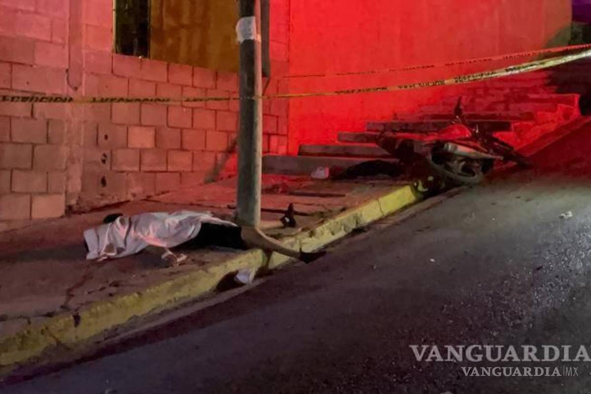 $!Un adolescente de 16 años murió al estrellarse contra un poste mientras conducía una motocicleta.