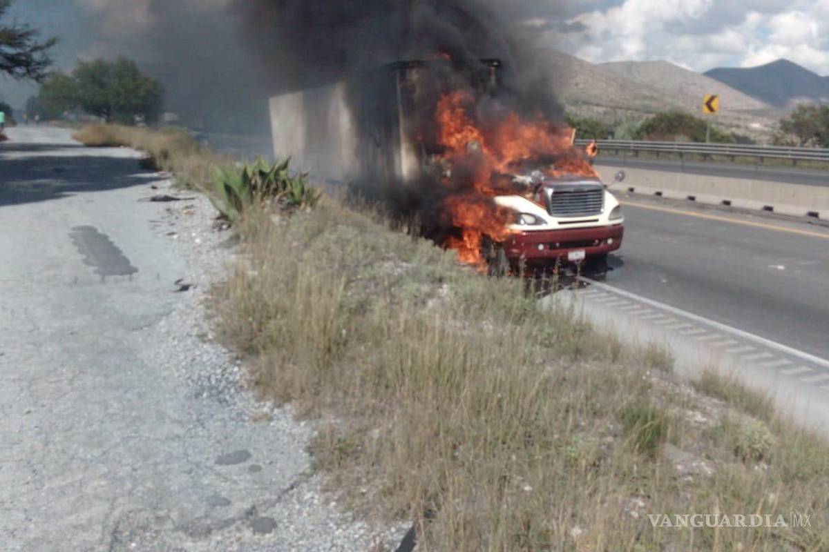 Arde unidad de transporte y provoca bloqueo en la carretera 57, en Arteaga