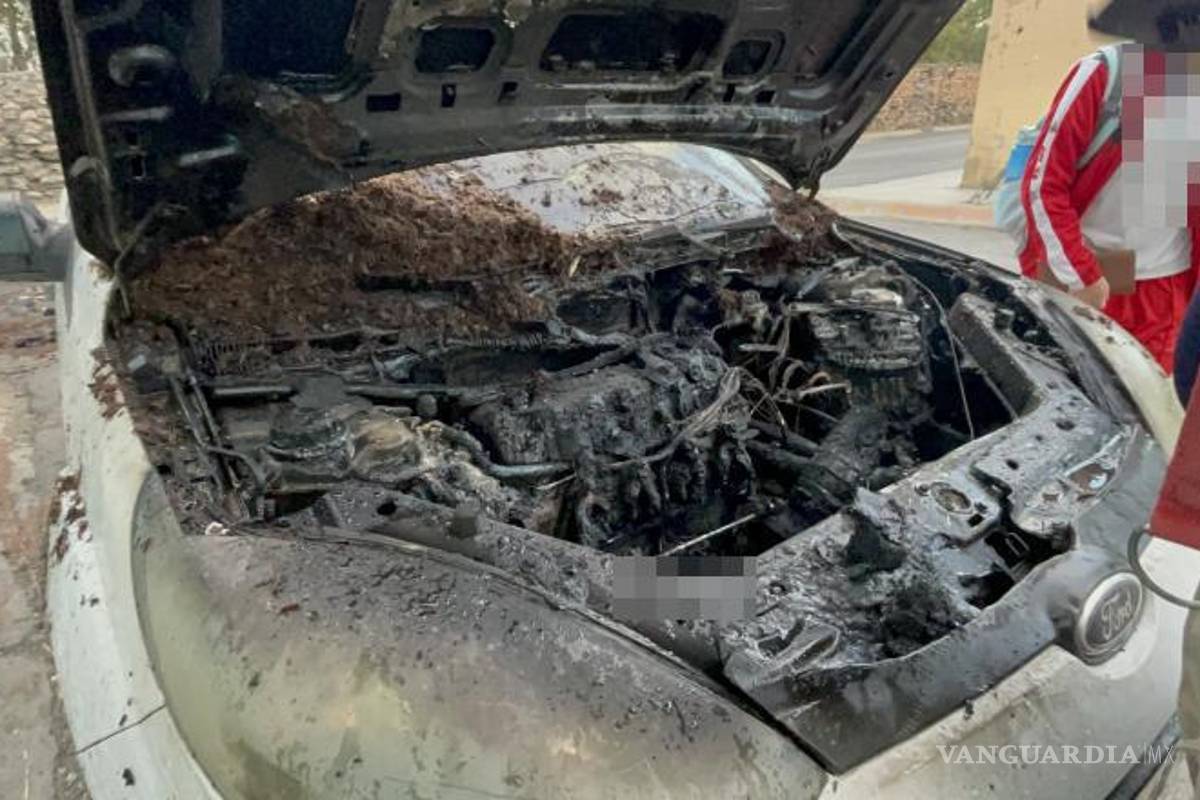 Incendio consume auto recién reparado en Saltillo; falla mecánica, presunta causa