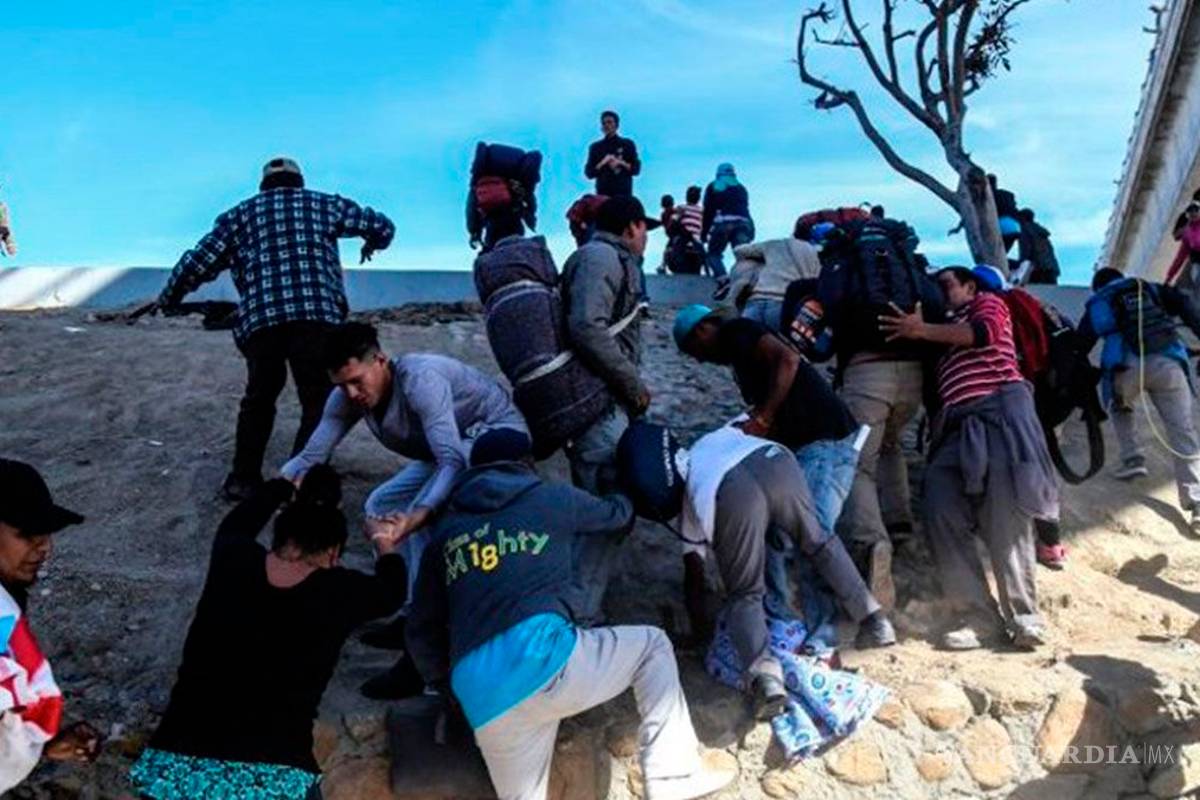 Así ingresan miles de migrantes a la vez a EU, Trump muestra video