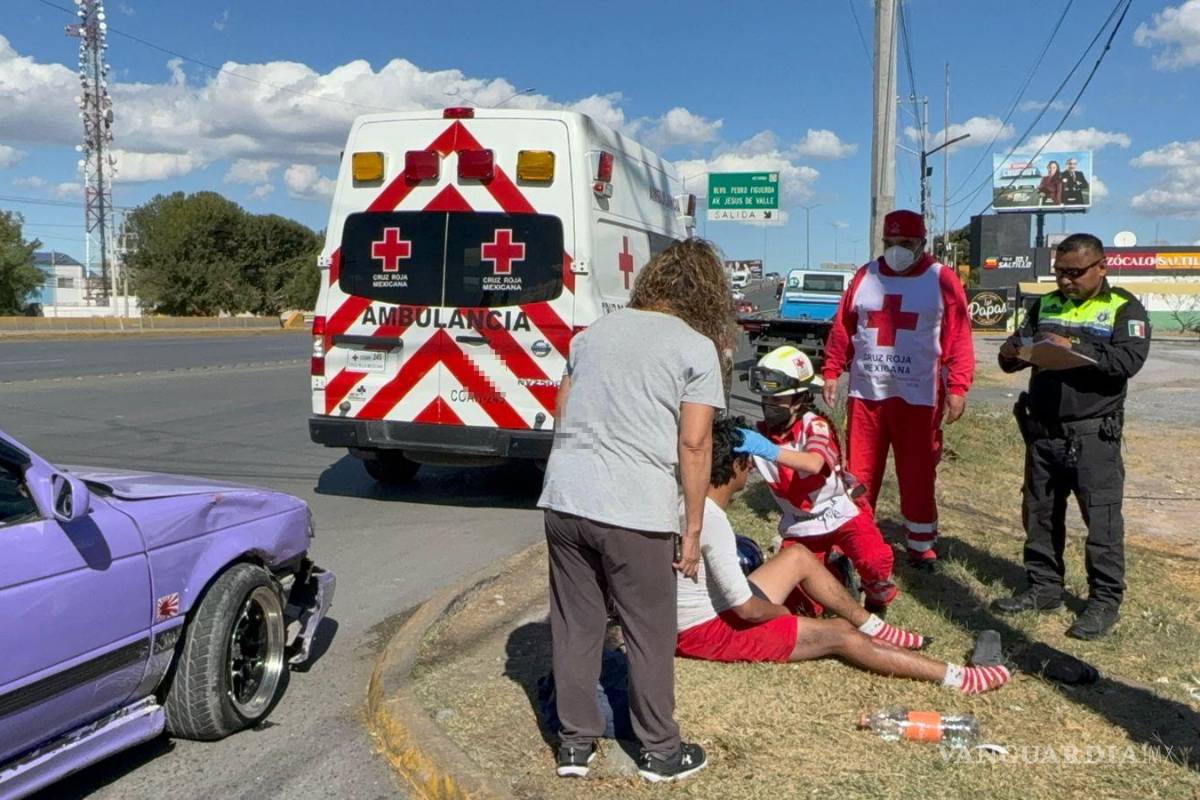 Saltillo: choca motociclista en V. Carranza y resulta lesionado