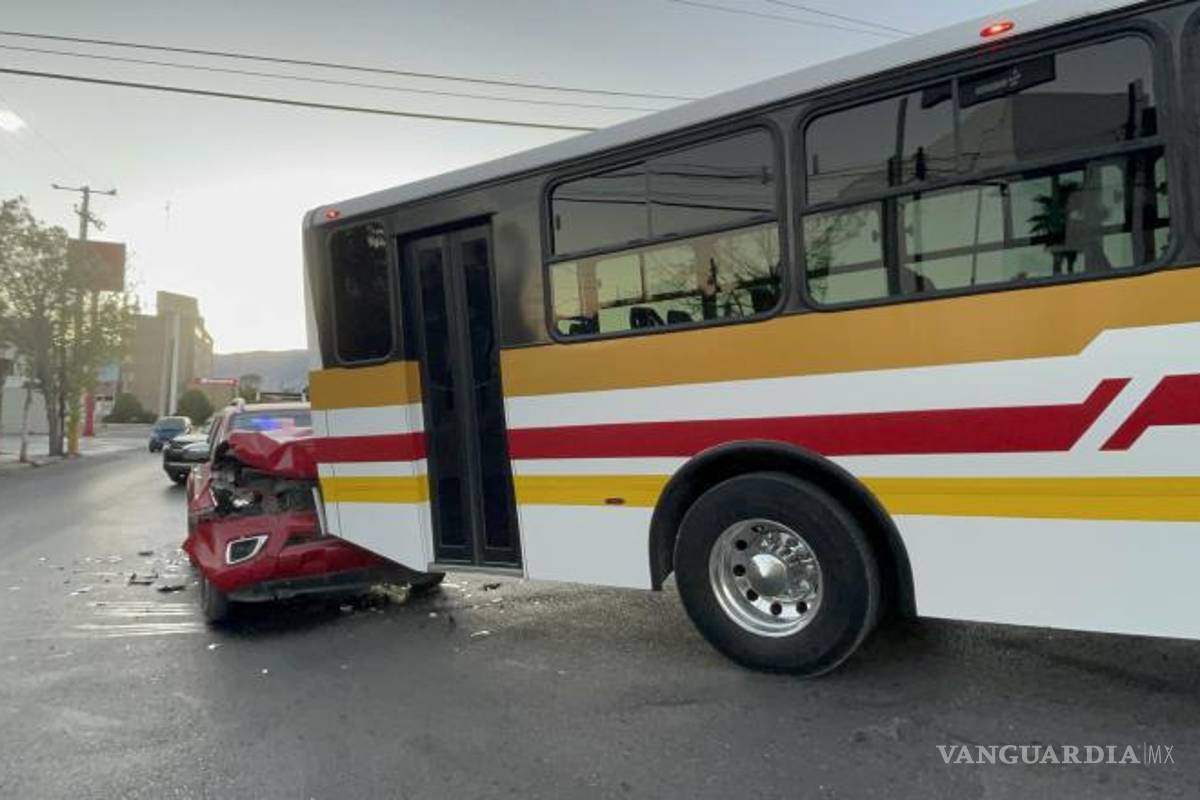 $!Se queda dormido al volante y choca contra transporte público en Saltillo