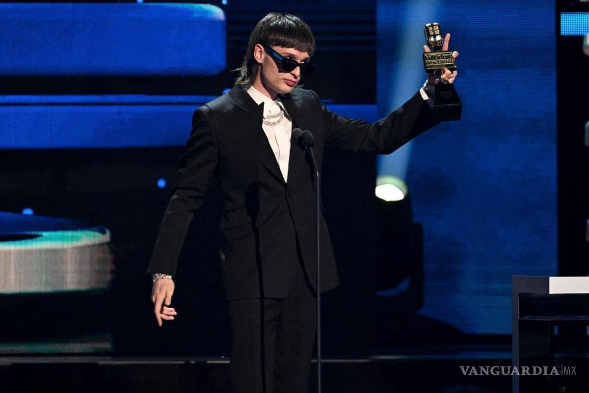 ¡La rompe en los Billboard Latin Music! Peso Pluma fue el más premiado de la noche