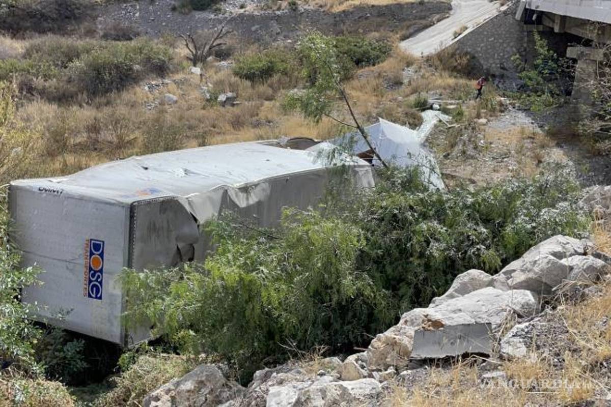 $!Paramédicos de Caminos y Puentes Federales brindaron atención al conductor lesionado.