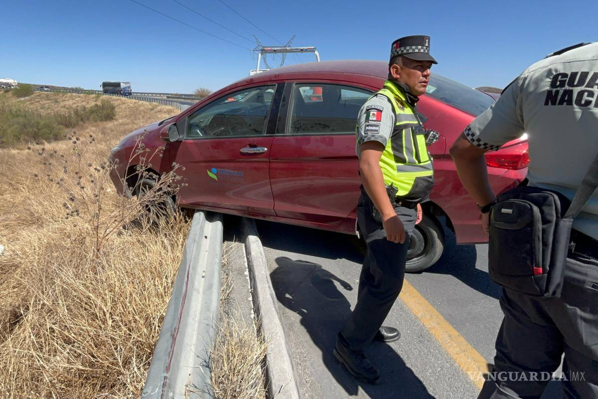 Saltillo: Conductor pierde el control y choca contra barrera metálica en libramiento norponiente
