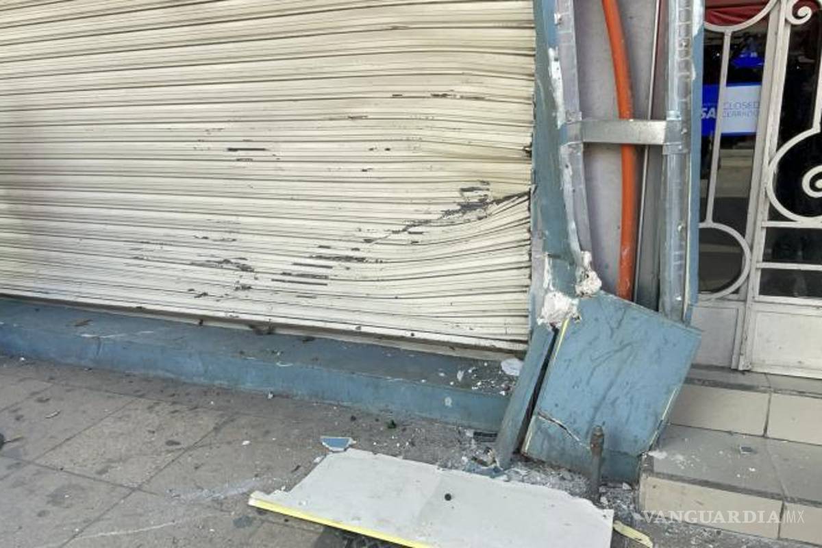 $!Por fortuna no hubo personas lesionadas, solo daños materiales y un cesto de basura que fue derribado.