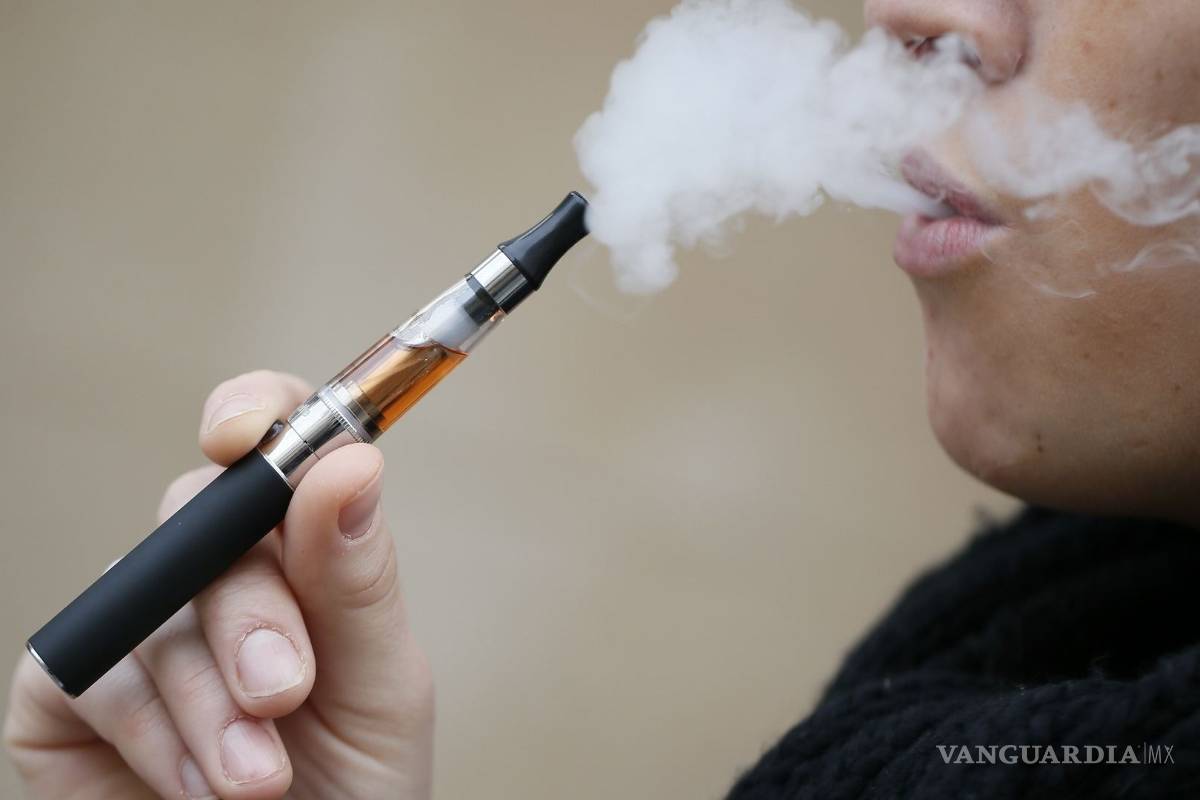 Los jóvenes que fuman cigarrillos electrónicos, son propensos a ser fumadores el resto de su vida