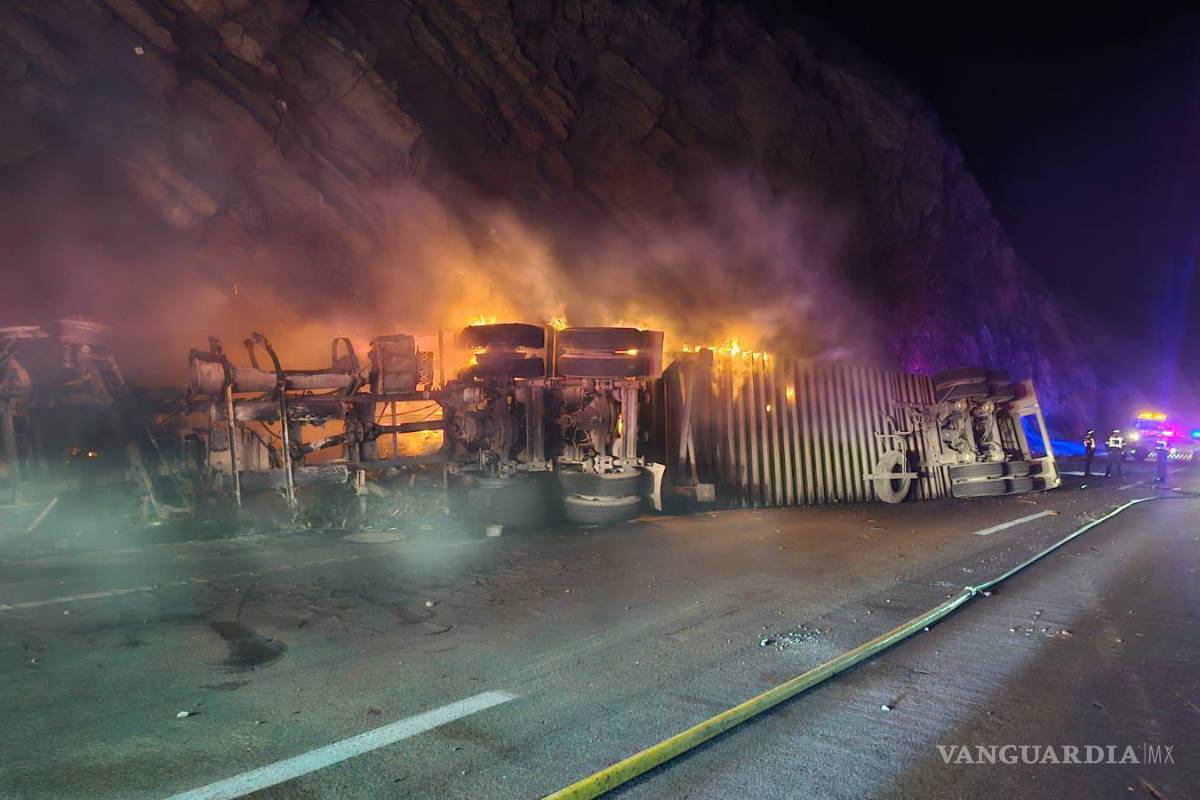 Tráiler termina envuelto en llamas tras accidente en Los Chorros