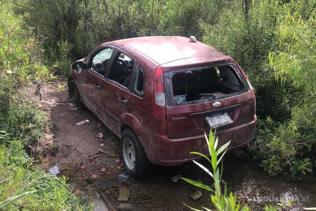 Roban auto y lo vuelcan