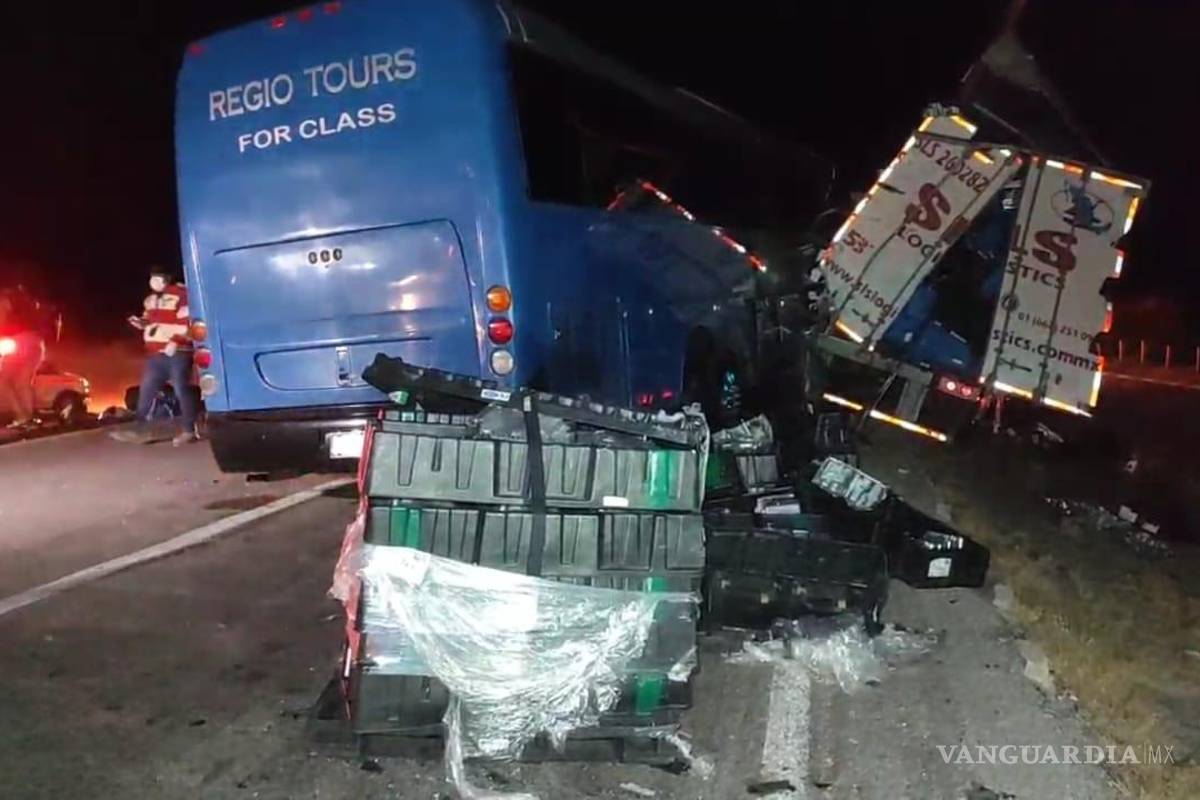 Dos personas mueren en choque entre autobús de turismo y tráiler en la Torreón-Saltillo