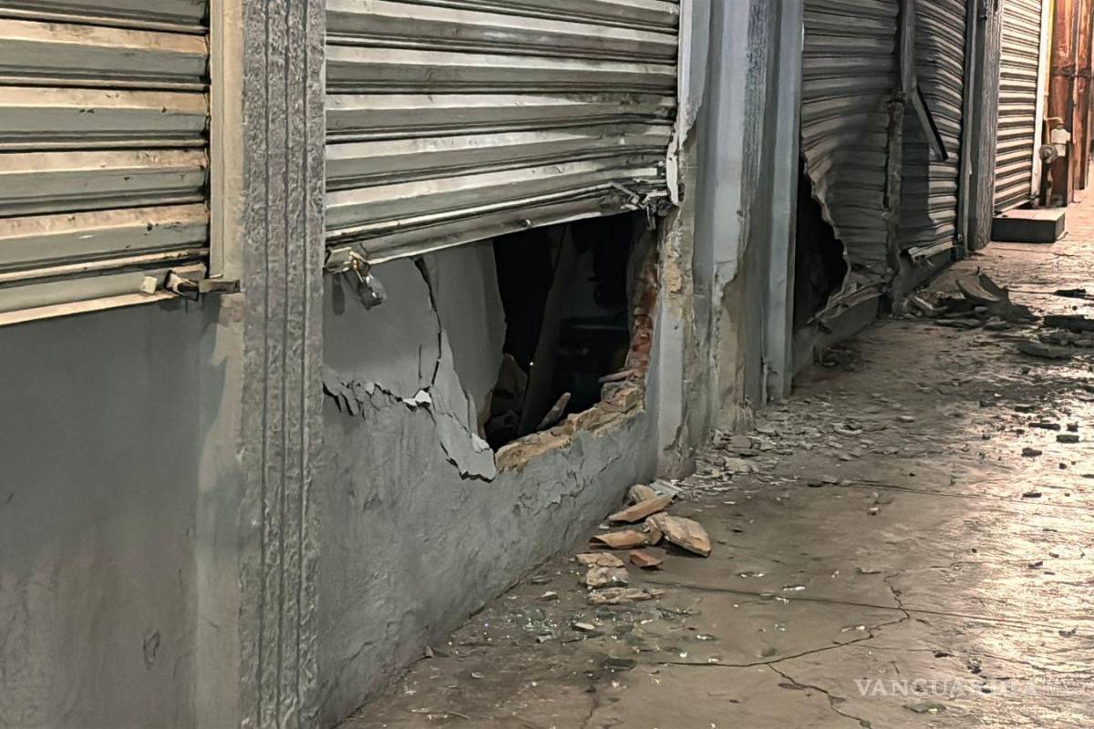 $!La camioneta Cadillac Escalade terminó dañando la fachada de tres negocios tras perder el control en el bulevar Francisco Coss.