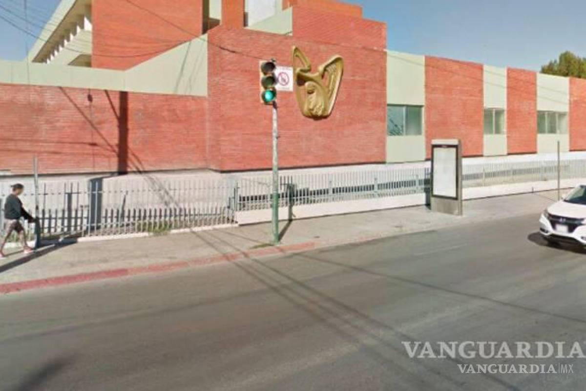 Distraído conductor arrolla a una persona frente a Clínica 2 del IMSS en Saltillo