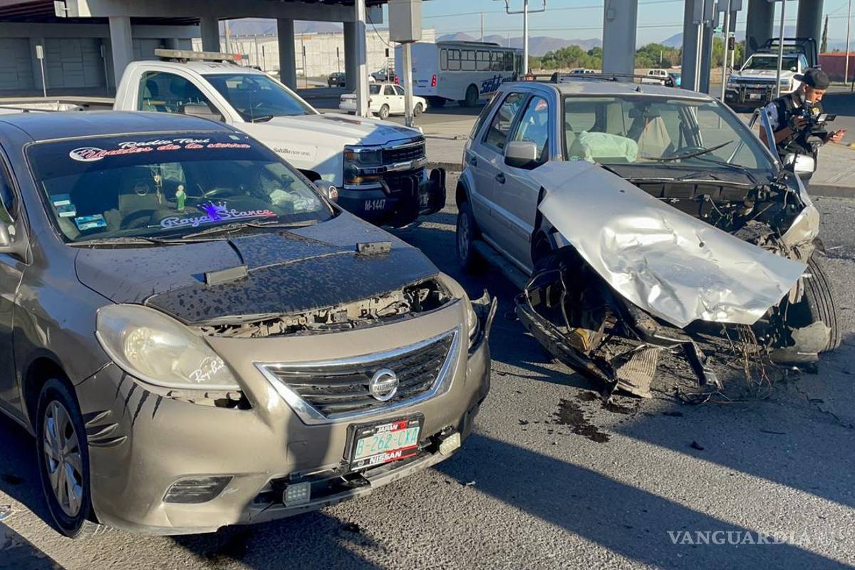 $!Tras el impacto, la camioneta de Norma dio un giro y su motor se desprendió del auto y éste se dirigió hacia un Nissan Versa con placas de circulación B 262 CXA, habilitado como taxi.