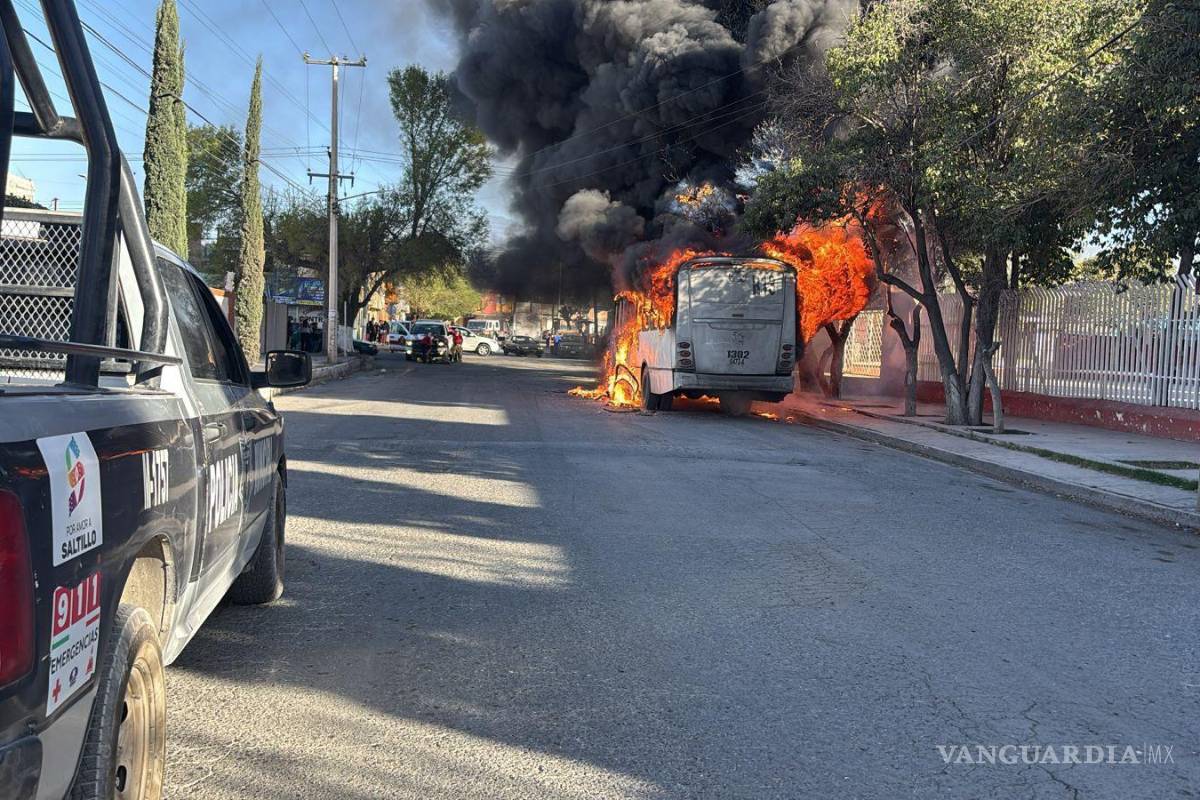Fuego consume camión de la ruta 13 en Saltillo; pasajeros logran evacuar a tiempo