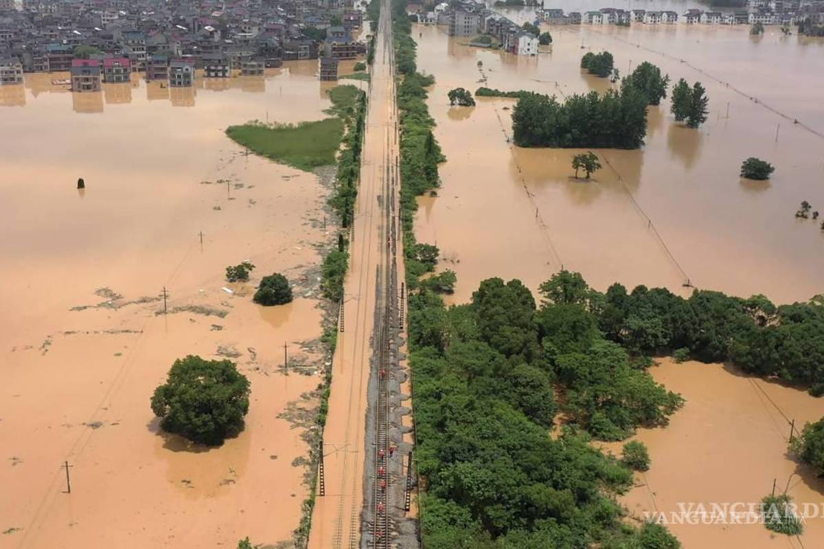 $!Las lluvias coincidieron con una ola de calor en partes del país como la provincia oriental de Zhejiang y la ciudad de Shanghái.