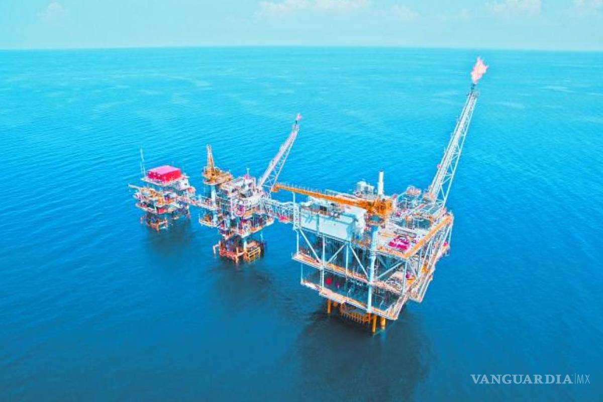 Volatilidad de crudo de EU, entre esperanza comercial y riesgos geopolíticos: analista