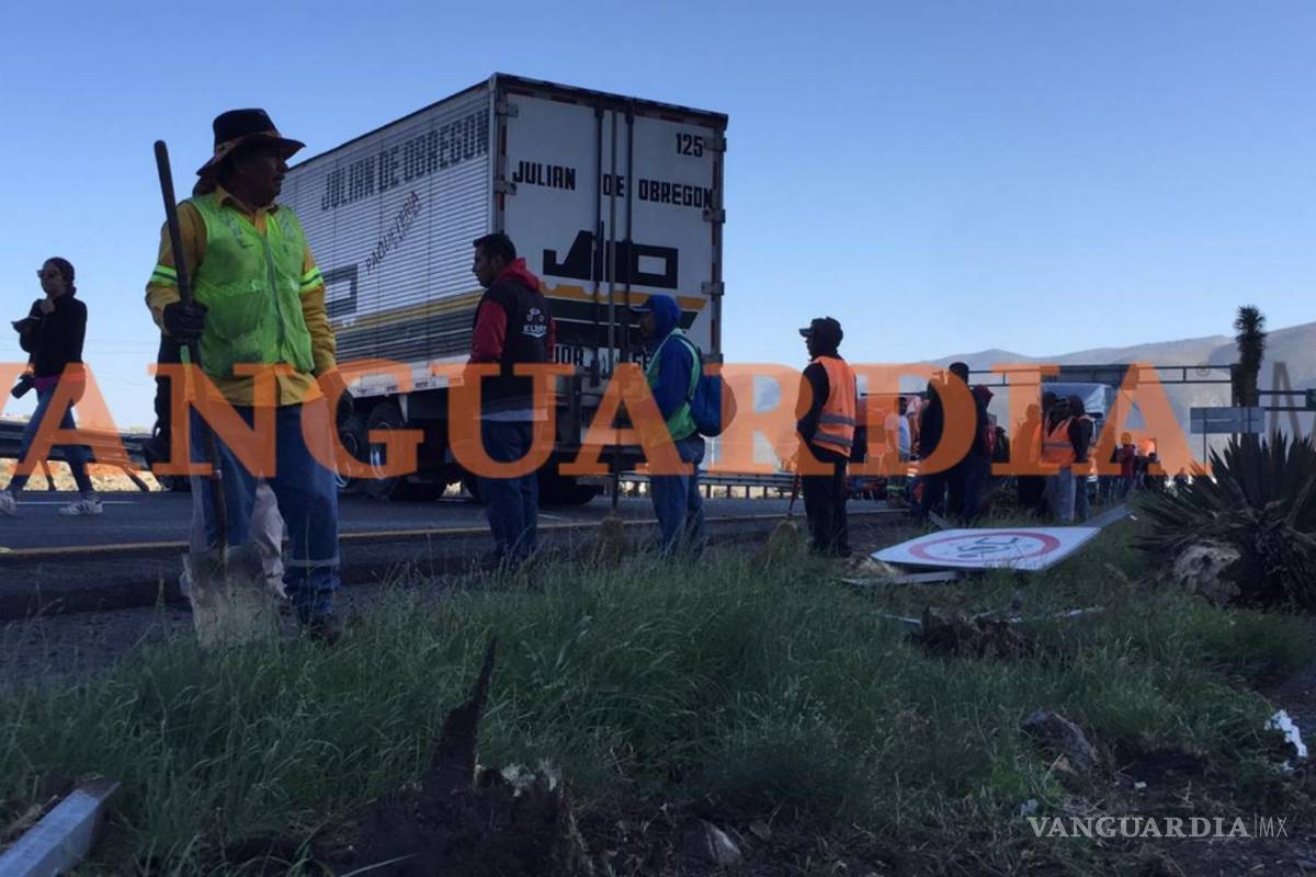 Por falla mecánica tráiler se sale del camino en la 57