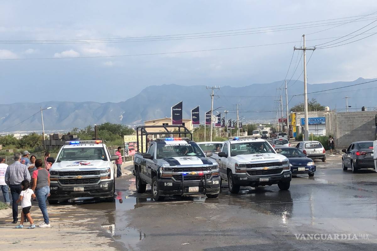 Hallan tirado a hombre; afirma que lo atropellaron