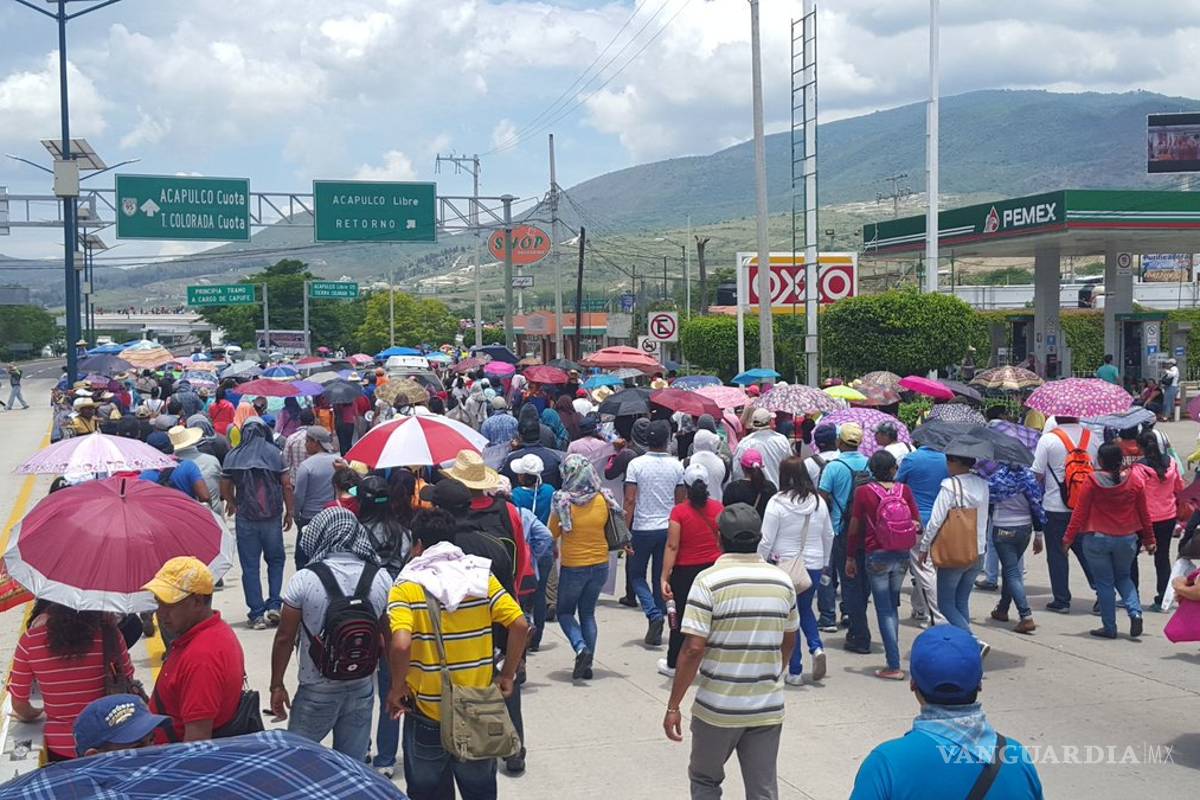 Maestros de la CETEG bloquean la Autopista del Sol