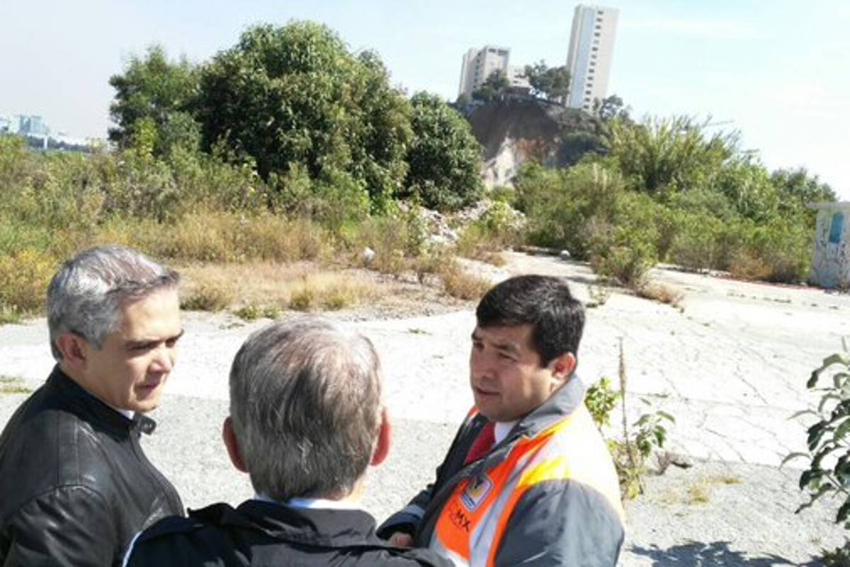 Mancera sobrevuela zona de deslave en Santa Fe; evacuan a 116 vecinos
