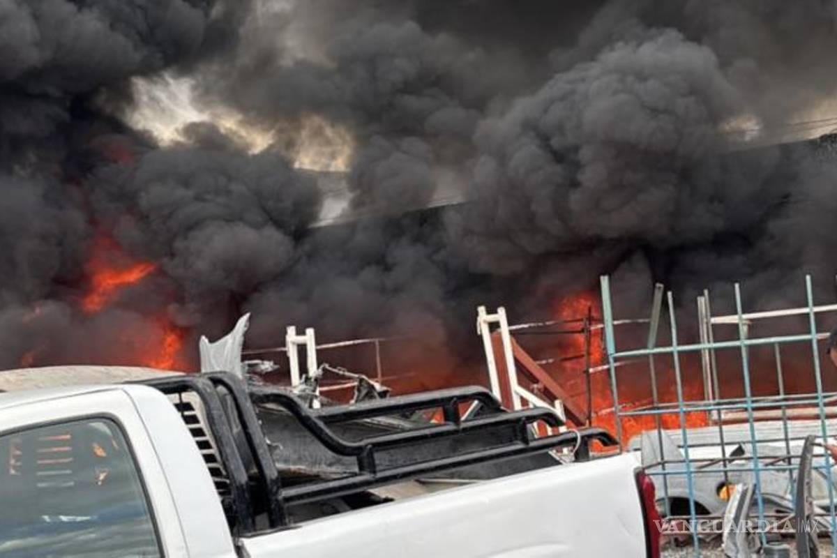 $!El incendio se registró la mañana de este sábado en un yonke del sector Estrella de David.