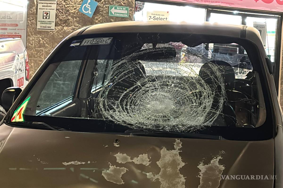 $!Paramédicos brindaron atención prehospitalaria al peatón antes de su traslado a una clínica del IMSS.