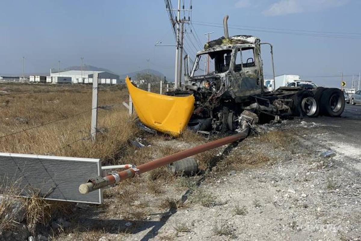 $!Restos del tractocamión incendiado permanecieron a un costado de la vía estatal, a la espera de que la empresa responsable cubra los daños ocasionados.