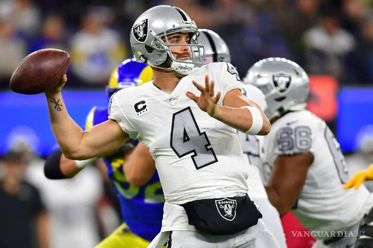 Raiders permiten a Derek Carr negociar con otros equipos