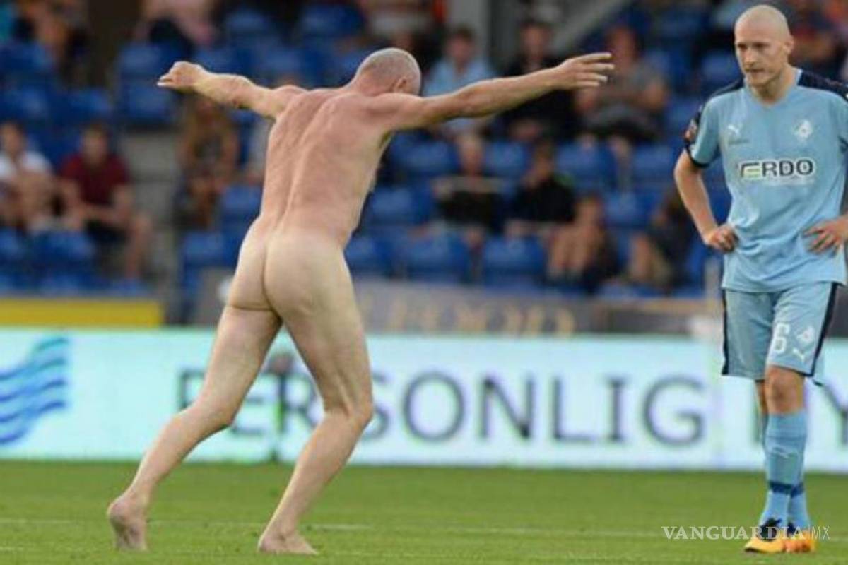 Ex jugador danés ingresa desnudo al campo en un partido de futbol
