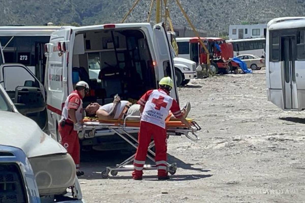$!Paramédicos de la Cruz Roja atendieron a Alfredo Mejía en la base de la ruta Vista Hermosa antes de trasladarlo al hospital.