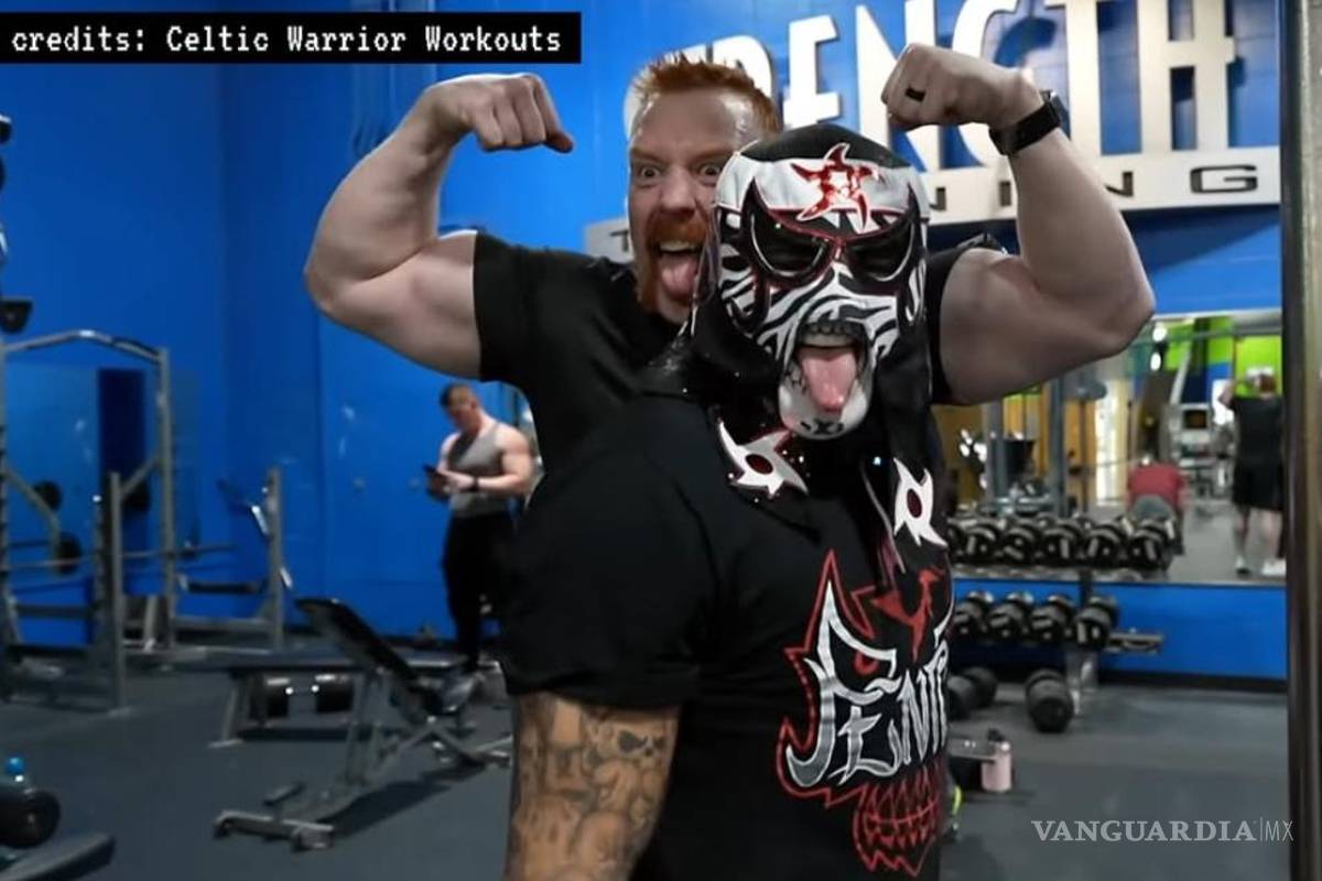 Con el bíceps roto y al ritmo de salsa, Penta Zero Miedo realiza divertida rutina de gym con Sheamus