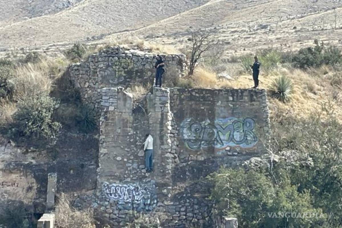 $!El cuerpo de la víctima fue encontrado suspendido en el dique de piedra, cerca del arroyo, tras ser reportado por transeúntes que vieron la silueta desde lejos.