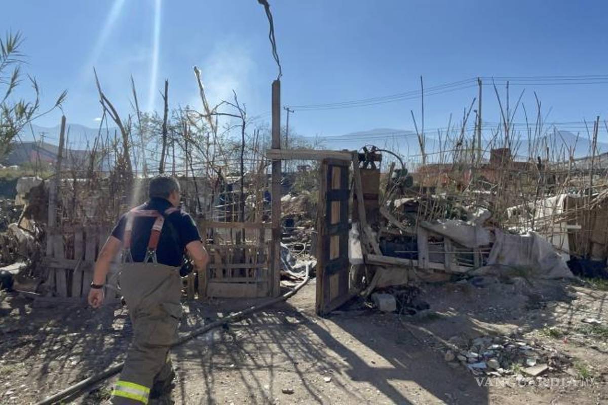 $!El personal de bomberos brindo consejos al propietario para evitar futuros incidentes, destacando la importancia de medidas de seguridad.