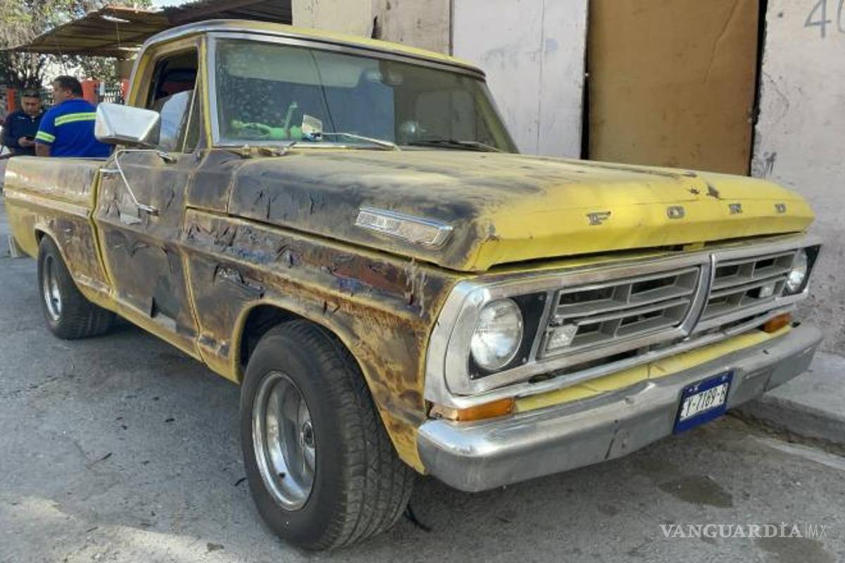 $!La camioneta cercana al tejaban fue alcanzada por las llamas.
