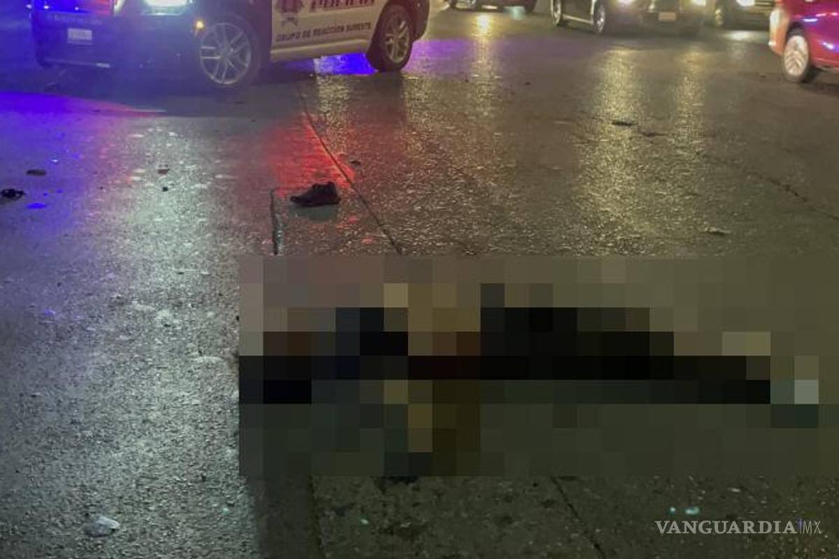 $!El cuerpo del motociclista fue levantado tras varias horas de diligencias en el lugar del accidente.