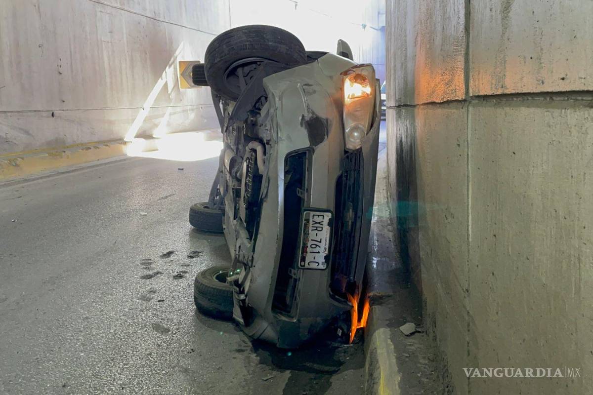 Joven vuelca en deprimido del Periférico de Saltillo