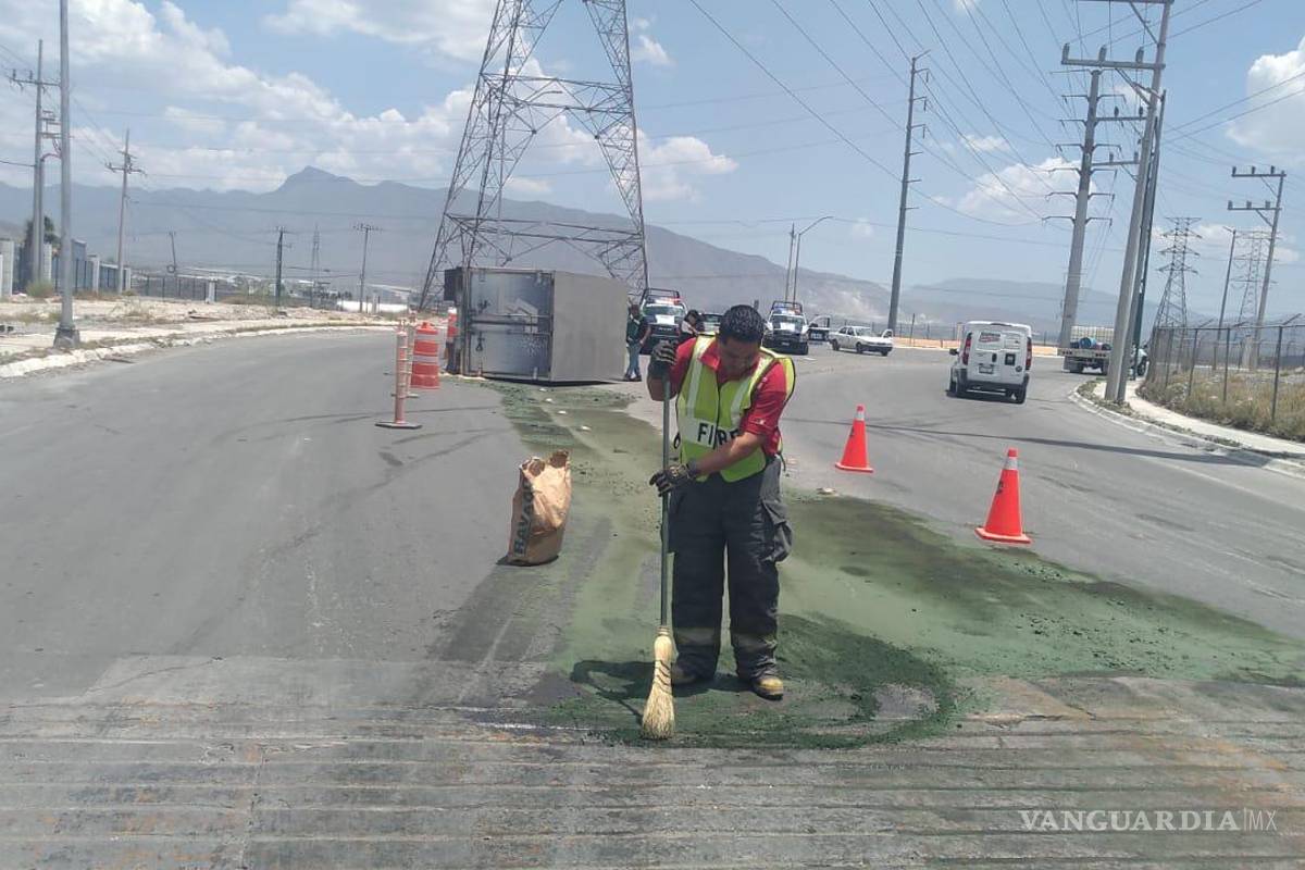 Trailero vuelca y origina derrame de combustible en el Parque Santa María de Ramos Arizpe