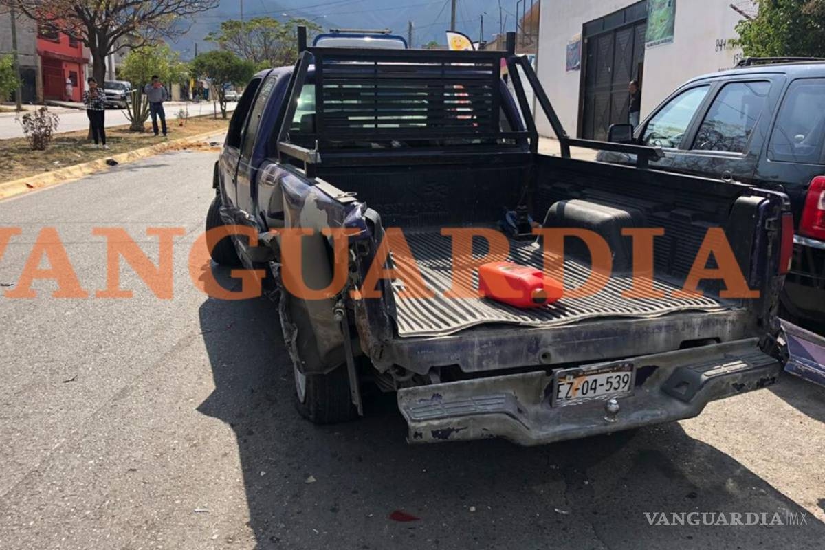 Conductor estrella su carro contra camioneta en colonia de Saltillo