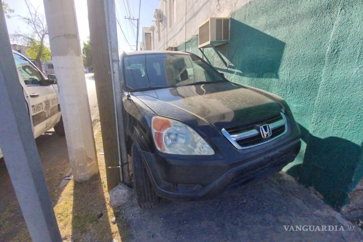 Choca camioneta ‘vieja’ contra ‘nueva’ en la Virreyes de Saltillo